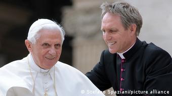O επίτιμος Πάπας Βενέδικτος με τον γραμματέα του Γκέοργκ Γκένσβαϊν