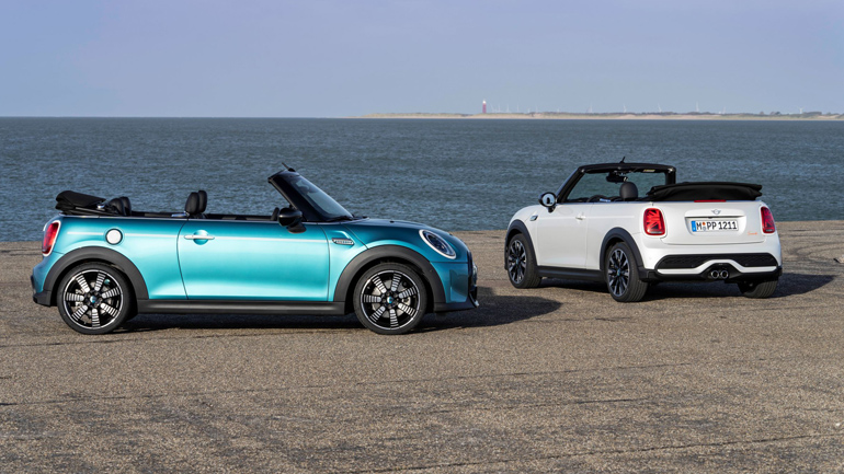 To MINI Cabrio γιορτάζει και κυκλοφορεί σε Seaside Edition με μπλε και άσπρα χρώματα 