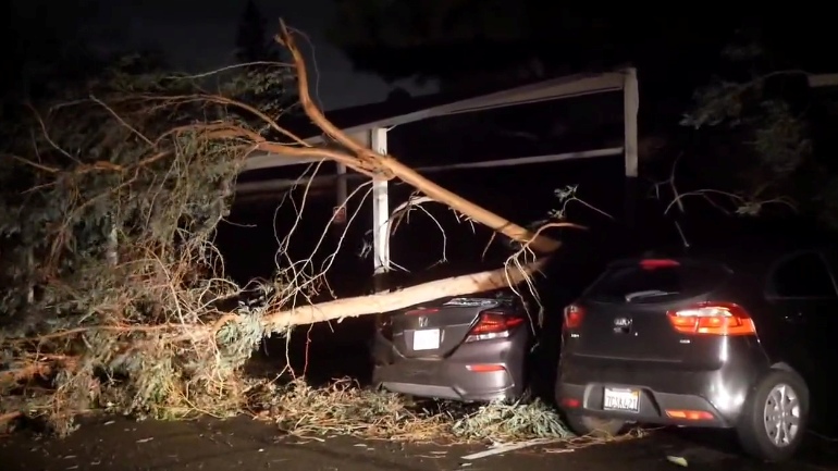 Καλιφόρνια: Χωρίς ρεύμα εκατοντάδες χιλιάδες νοικοκυριά και επιχειρήσεις λόγω της κακοκαιρίας