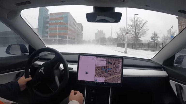 Πώς τα πάει η αυτόνομη οδήγηση του Tesla σε χιονισμένο δρόμο;