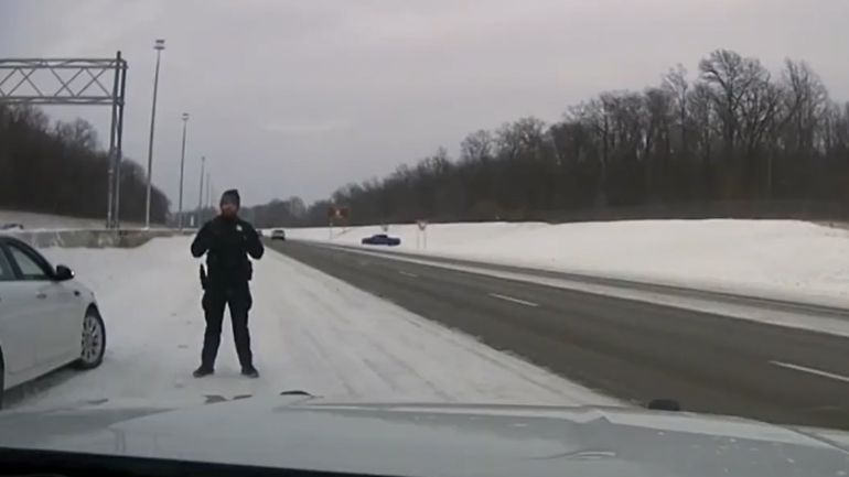 Φορτηγό πέφτει πάνω σε αυτοκίνητο της αστυνομίας