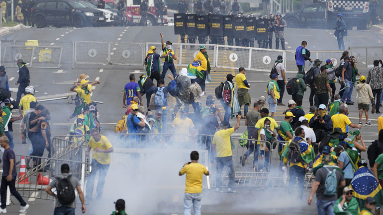 Βραζιλία: Το Φιλελεύθερο Κόμμα του Μπολσονάρου χαρακτηρίζει «ντροπή» την επίθεση στις έδρες των τριών εξουσιών
