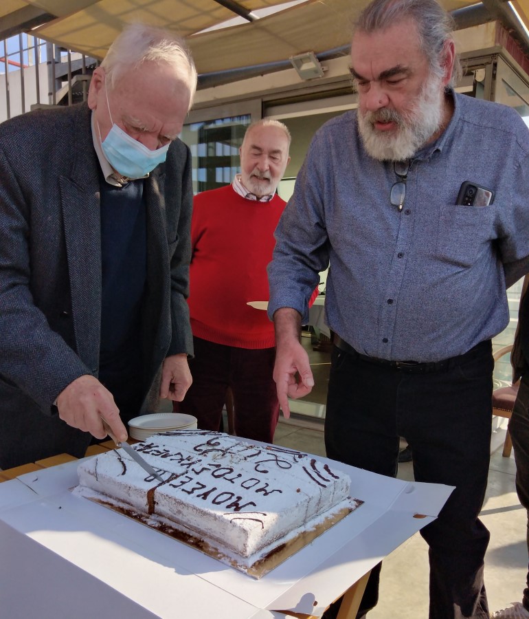 Ο προεδρος της Ε.Ο. ΦΙΛΠΑ Δ. Βερναρδάκης κόβει την πίτα μαζί με τον Π. Μαριολόπουλο