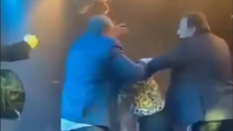 Πρωτοφανές: Θαμώνας ανέβηκε στην πίστα και χτύπησε τον Αντύπα