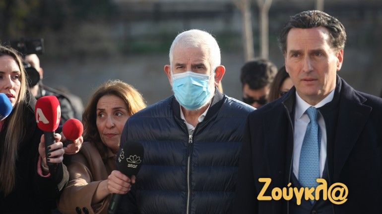 Έφτασε στο δικαστήριο ο Πέτρος Φιλιππίδης – Στο πλευρό του η γυναίκα του