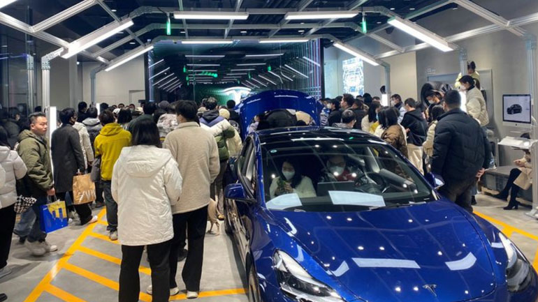 Ιδιοκτήτες Tesla διαμαρτύρονται για την τεράστια μείωση των τιμών