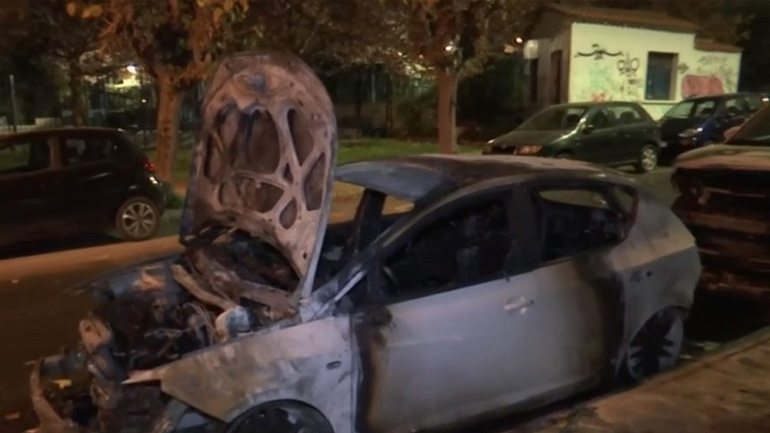 Εμπρησμός σε σταθμευμένο ΙΧ στο Κουκάκι – Σοβαρές ζημιές σε ακόμα δύο αυτοκίνητα