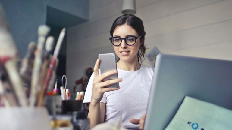 Τα 5 μηνύματα που πρέπει να αποφύγεις να στείλεις νωρίς το πρωί στον σύντροφό σου