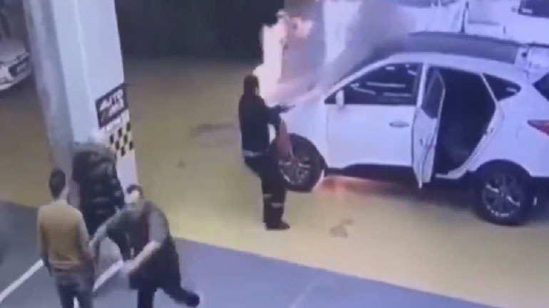 Αυτοκίνητο παίρνει φωτιά μέσα σε συνεργείο