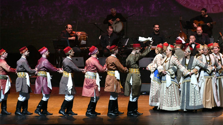 «Της Μικρασίας η πληγή με τα τραγούδια ‘γειαίνει»: Η Χορευτική Ομάδα Λυκείου Ελληνίδων στο Μουσείο Μπενάκη