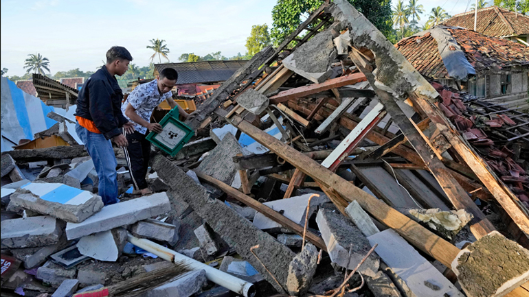 Ινδονησία: Περισσότερα από 120 κτήρια καταστράφηκαν από τον χθεσινό ισχυρό σεισμό