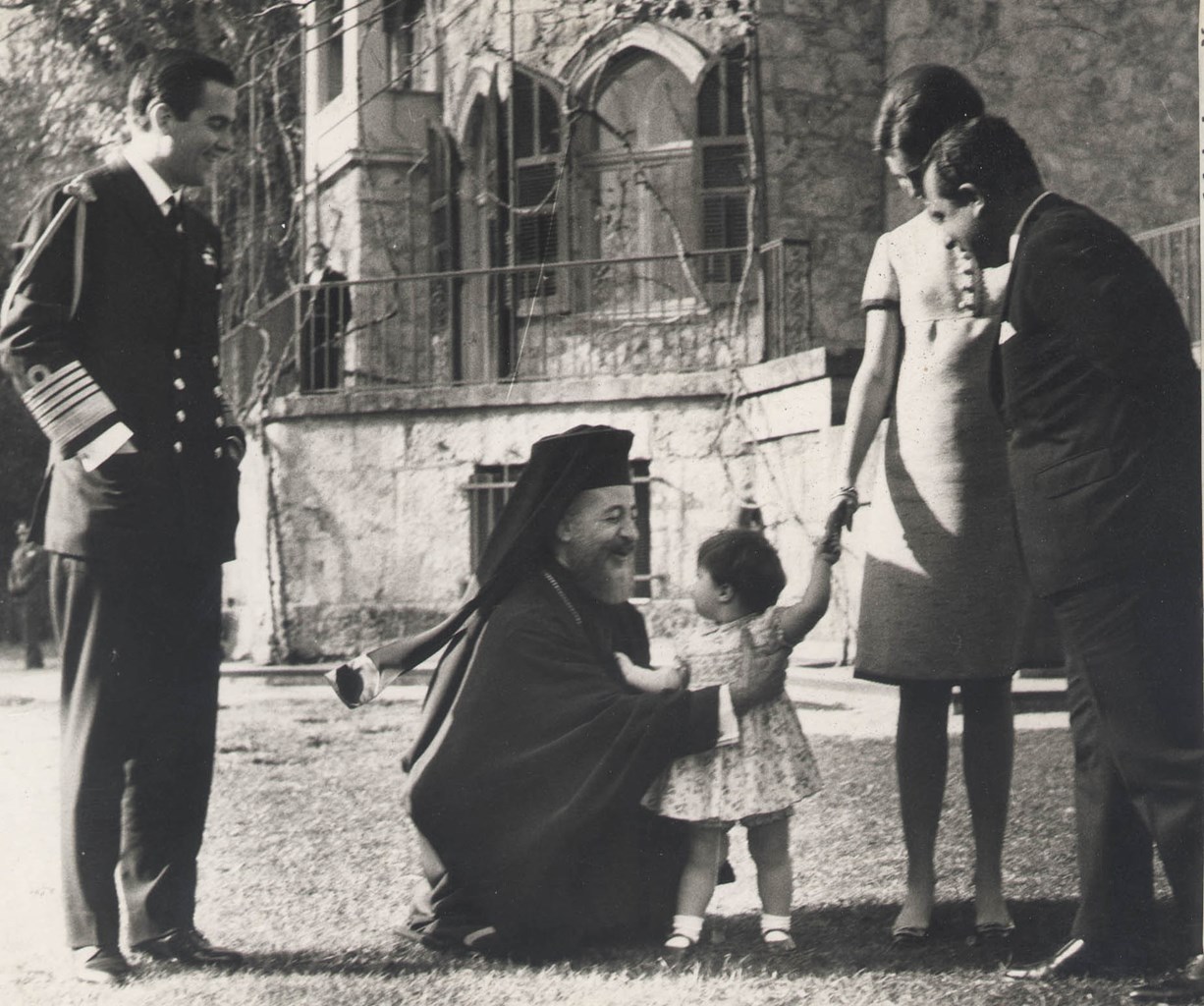 Ο τέως βασιλιάς Κωνσταντίνος με τον Μακάριο την πριγκίπισσα Αλεξία και την βασίλισσα Άννα Μαρία στα ανάκτορα του Τατοίου