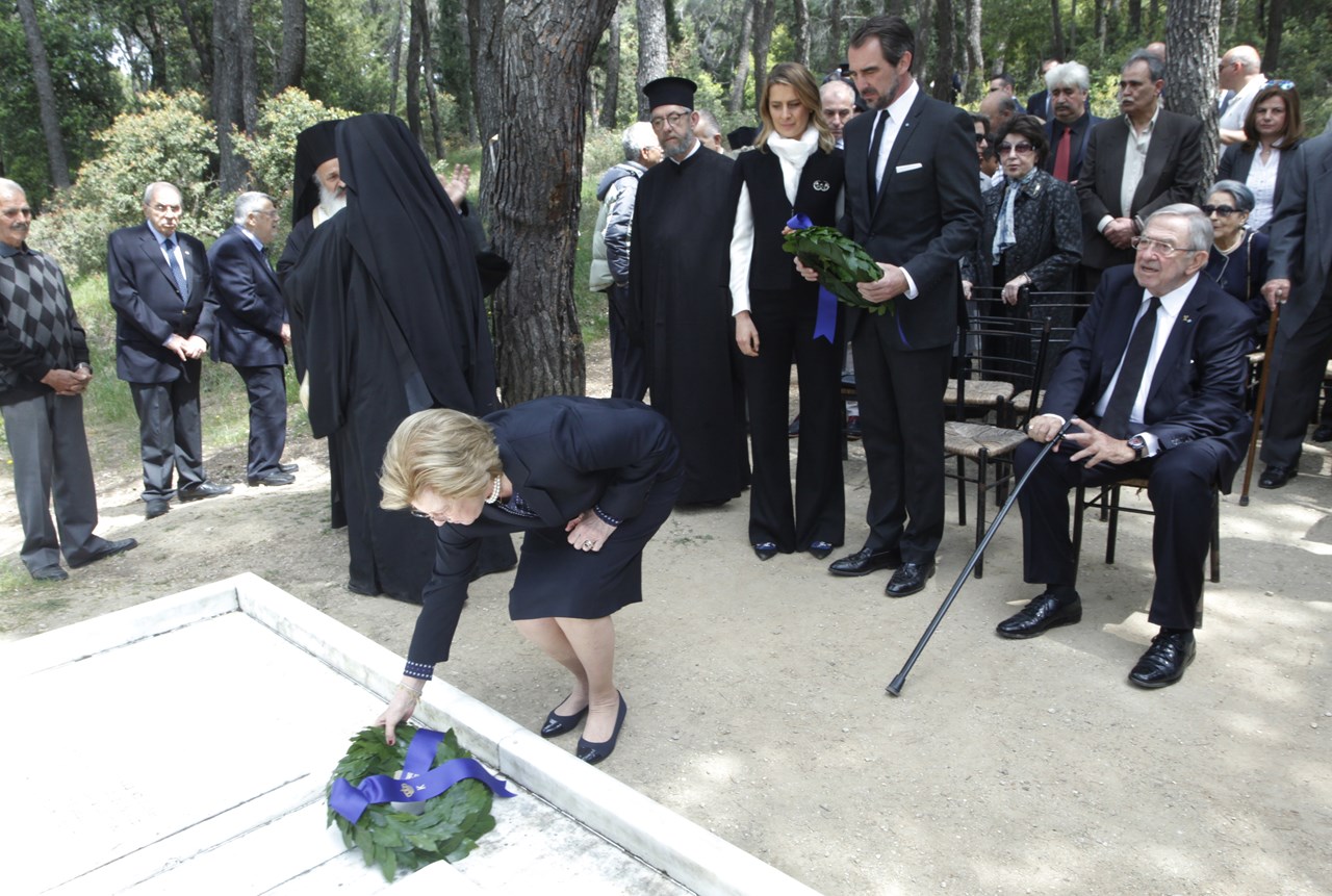 Τρισάγιο στους βασιλικούς τάφους Τατοΐου παρουσία του Κωσταντίνου