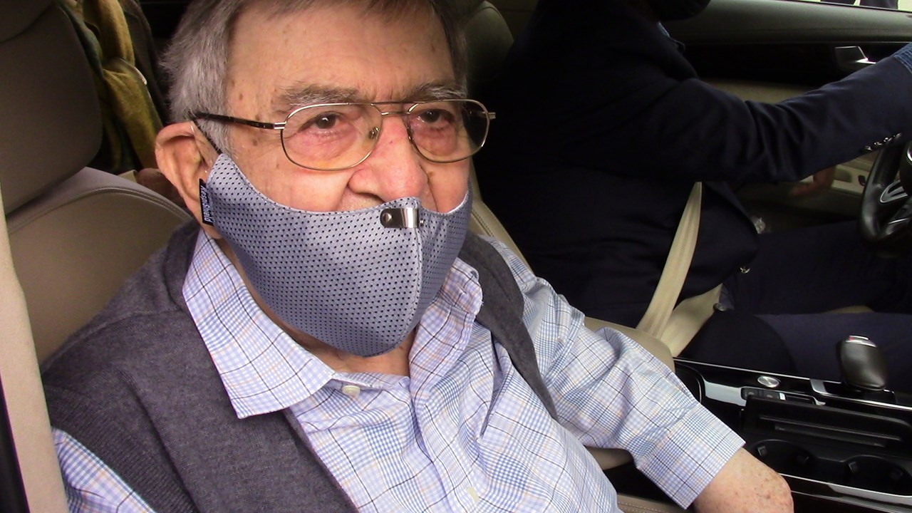 Ο τέως βασιλιάς κατά τον εμβολιασμό του