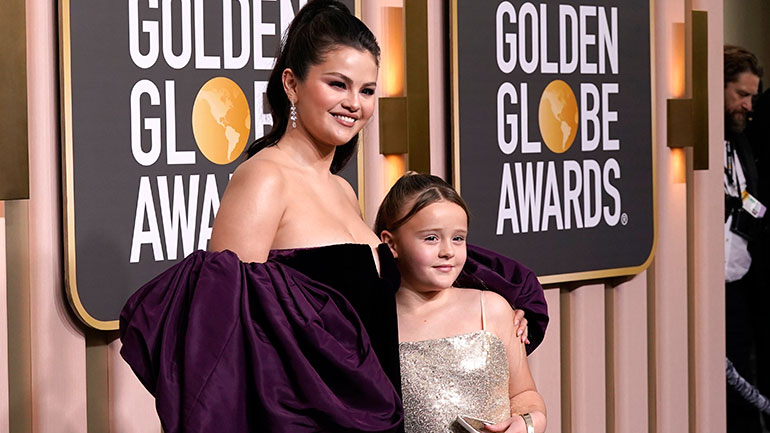 Έκλεψε τις εντυπώσεις η μικρή αδελφή της Σελένα Γκόμεζ στην 80η τελετή των Χρυσών Σφαιρών
