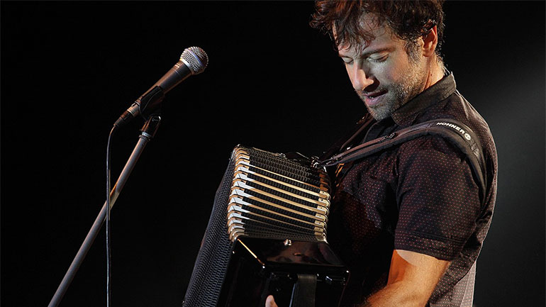 «Ξεχασμένη Ενηλικίωση»: Το νέο τραγούδι του Κωστή Μαραβέγια