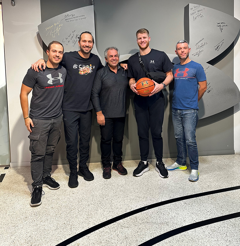 Αριστερά προς τα δεξιά: Θανάσης Κολοβός UA Brand Manager, Xρήστος Παχιουδάκης Fais Group Sports Marketing Manager, Δημήτρης Μαυρόπουλος UA Commercial Manager, Thomas Walkup, Κωνσταντίνος Νούσιας Fais Group Marketing Director.