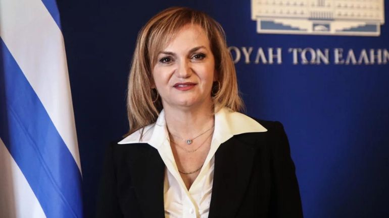 Βουλή: Ορκίστηκε και ανέλαβε καθήκοντα βουλευτή η Ελένη Μακρή-Θεοδώρου, στη θέση του Θέμη Χειμάρα