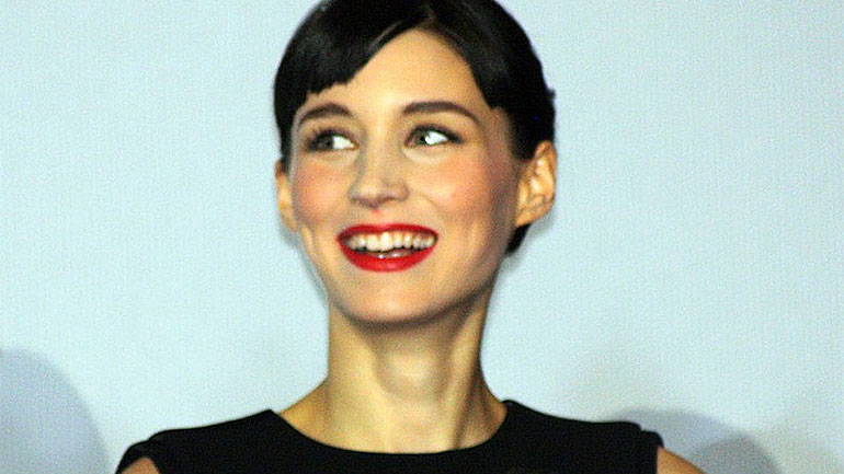 Ρούνι Μάρα: «Το κορίτσι με το τατουάζ» παραλίγο να εγκαταλείψει την υποκριτική