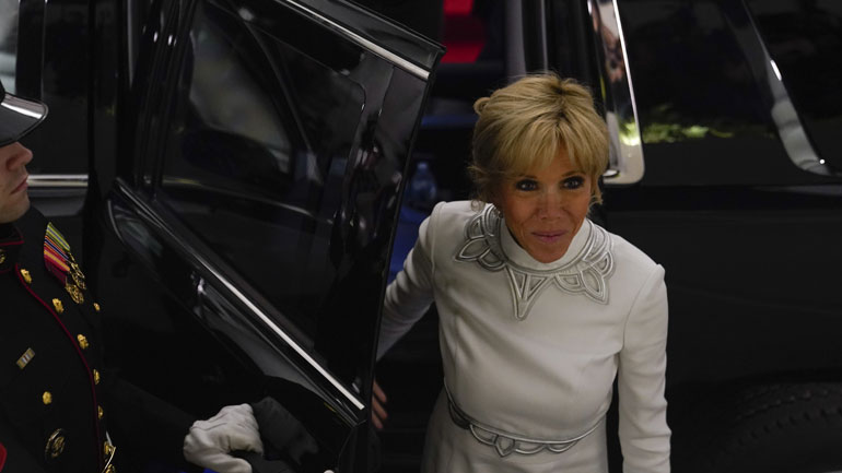 Γαλλία: Η Πρώτη Κυρία είναι υπέρ του να φορούν στολή οι μαθητές στο σχολείο