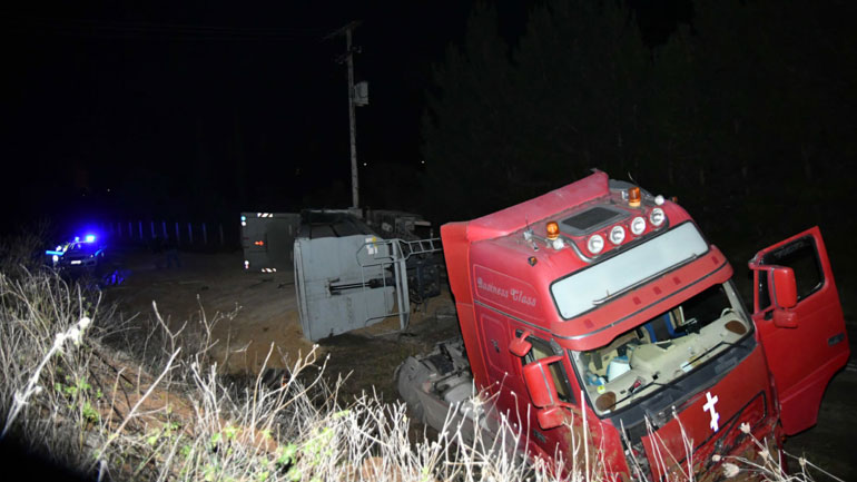 Ανατροπή φορτηγού στη Λάρισα – Γέμισε ο δρόμος σιτηρά