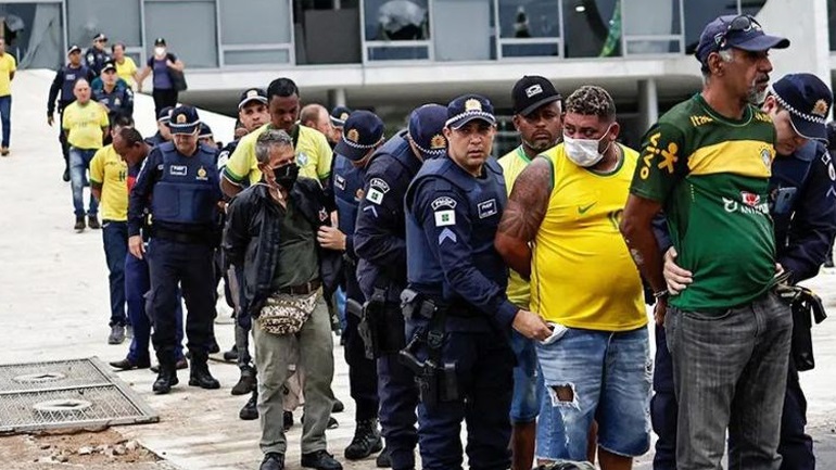 Βραζιλία: Πάνω από 700 ύποπτοι παραμένουν προφυλακισμένοι μετά τις ταραχές της Κυριακής