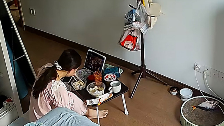 Μια γάτα ελέγχει τη σταθερότητα ενός τραπεζιού