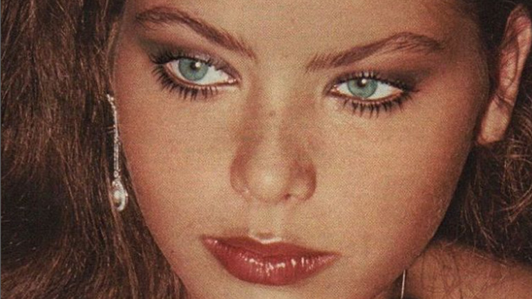 H Ornella Muti ποζάρει με εσώρουχα και μπότες στα 67 της