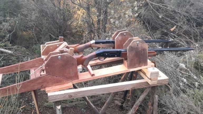 Λαθροθήρες έφτιαξαν ξύλινο μηχανισμό με όπλα για παράνομο κυνήγι αγριόχοιρων