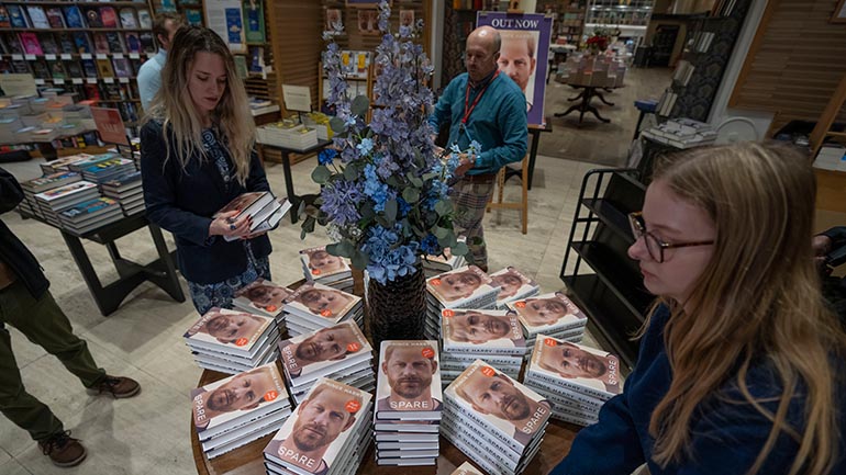 Ανάρπαστα στη Βρετανία τα απομνημονεύματα του πρίγκιπα Χάρι – Το 1,4 εκατ. αντίτυπα άγγιξαν οι πωλήσεις
