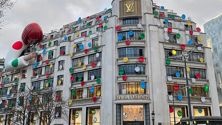 Mια τεράστια γυναικεία φιγούρα αγκάλιασε όλο το κτήριο της Louis Vuitton στο Παρίσι