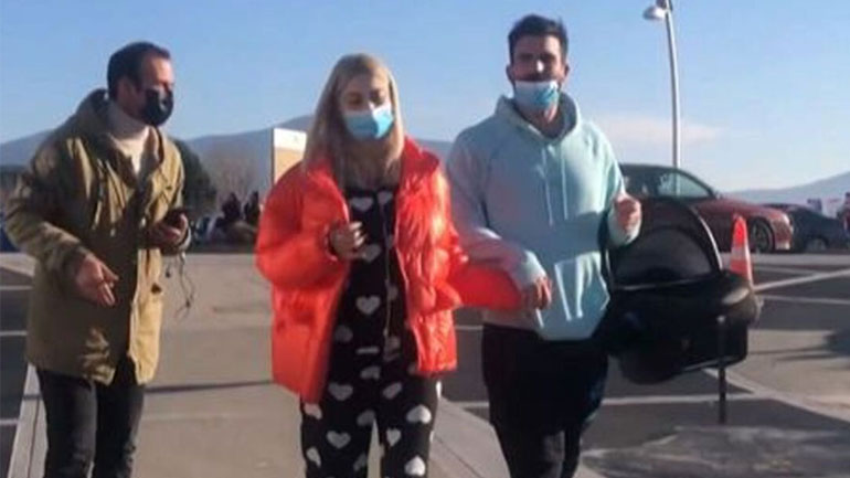 Ιωάννα Τούνη – Δημήτρης Αλεξάνδρου: Τα πρώτα πλάνα από το εξιτήριό τους από το μαιευτήριο