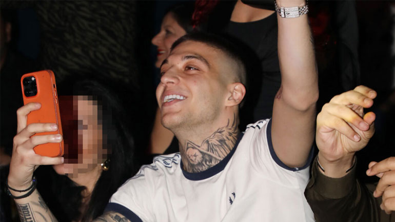 Trannos: «Έλουσε» με χαρτονομίσματα τραγουδιστή την ώρα που τραγουδούσε πάνω στην πίστα