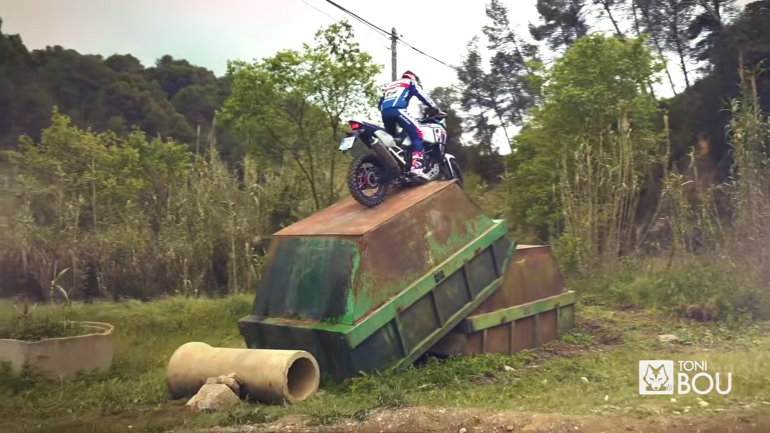 Για αυτό είναι 32 φορές Παγκόσμιος Πρωταθλητής Trial – O Toni Boo κάνει ό,τι θέλει με μια Honda Africa Twin