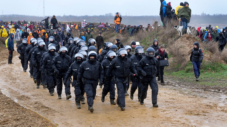 Γερμανία: Επεισόδια διαδηλωτών – αστυνομίας στο Λούτζερατ στην κινητοποίηση ακτιβιστών κατά επέκτασης λιγνιτωρυχείου