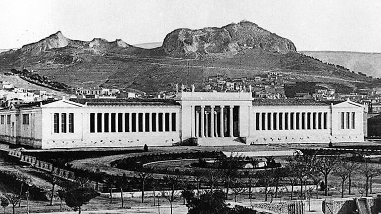 Εξάρχεια: Μία μακριά διαδρομή από τη λαμπρή λεωφόρο στα υποφωτισμένα στενά