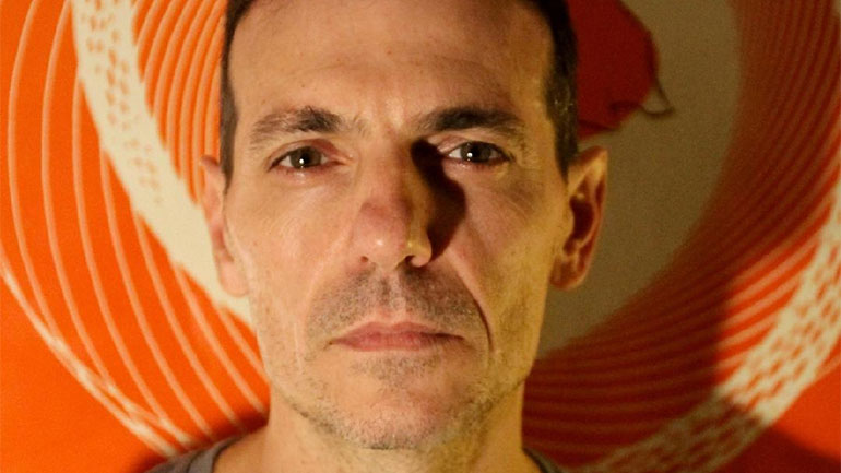 Ο Μανώλης Φάμελλος στο μουσικό στέκι «Ορφέας» στην Κυψέλη