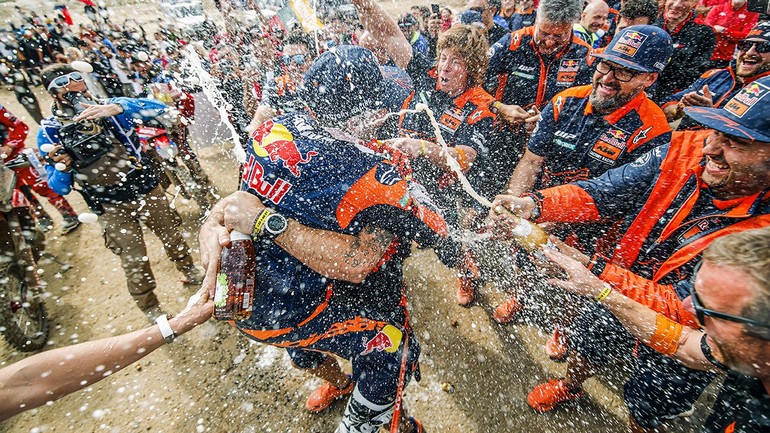 Ο Kevin Benavides κατακτά την πρώτη θέση στις μοτοσυκλέτες στο Dakar του 2023!