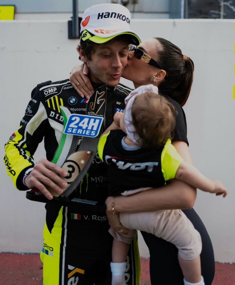 Η γυναίκα του Φραντσέσκα-Σοφία Νοβέλο και η κόρη του Τζουλιέτα, τον συγχαίρουν