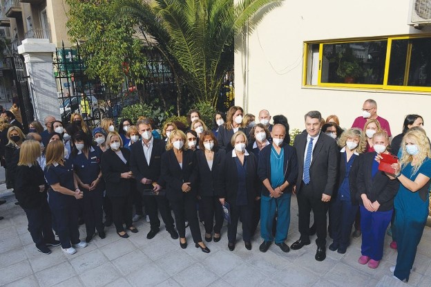 Το προσωπικό του νοσοκομείου στον προαύλιο χώρο