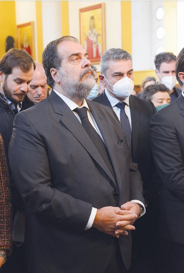 Συγκινημένος κατά τη διάρκεια του αγιασμού ο Νικόλας Πατέρας