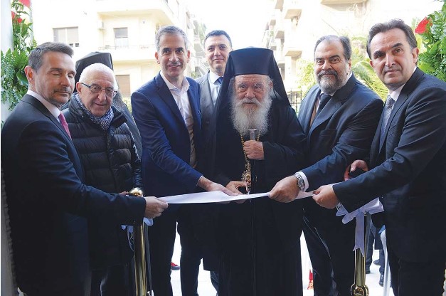 Ο Ιερώνυμος κόβει την κορδέλα στην είσοδο του ναού