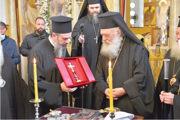 Ο Τίμιος Σταυρός που δώρισε ο Αρχιεπίσκοπος στον εφοπλιστή
