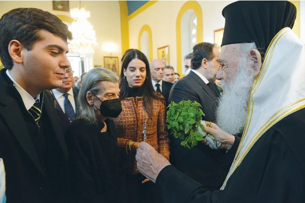 Η μητέρα του εφοπλιστή Αννυ με τα εγγόνια της Διαμαντή και Αναστασία