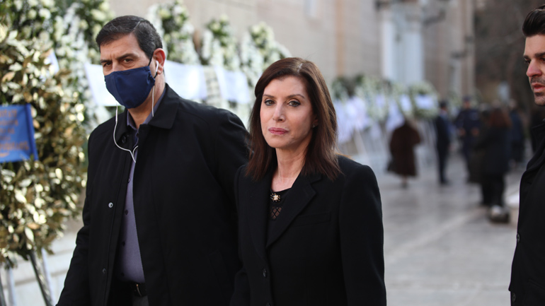 Η Άννα Μισέλ Ασημακοπούλου στην κηδεία του νονού της, τέως βασιλιά Κωνσταντίνου