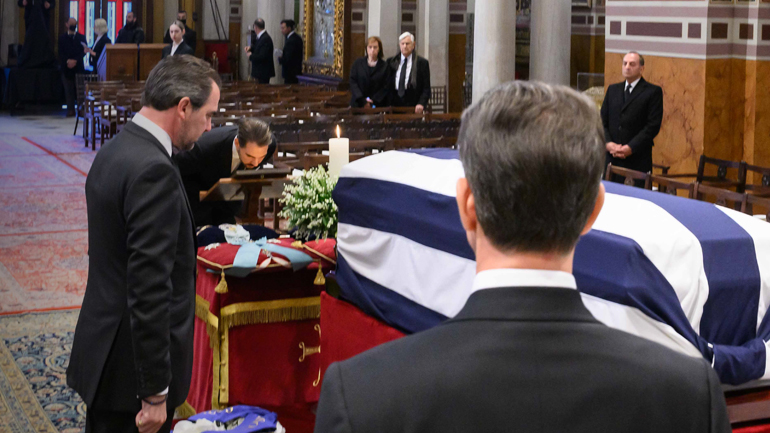 Σε εξέλιξη η εξόδιος ακολουθία του τέως βασιλιά Κωνσταντίνου
