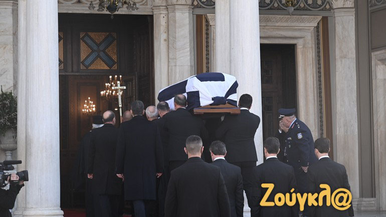 Κηδεία τέως βασιλιά Κωνσταντίνου: Ολοκληρώθηκε το «άτυπο» λαϊκό προσκύνημα – Το φέρετρο μεταφέρθηκε στη Μητρόπολη