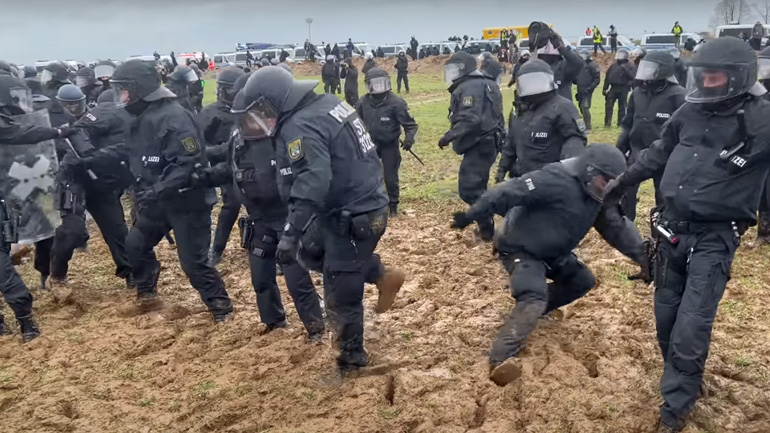 Αστυνομικοί εναντίον λάσπης