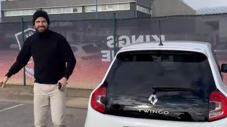 Επικός Pique, κυκλοφορεί με Twingo ως απάντηση στο τραγούδι της Shakira