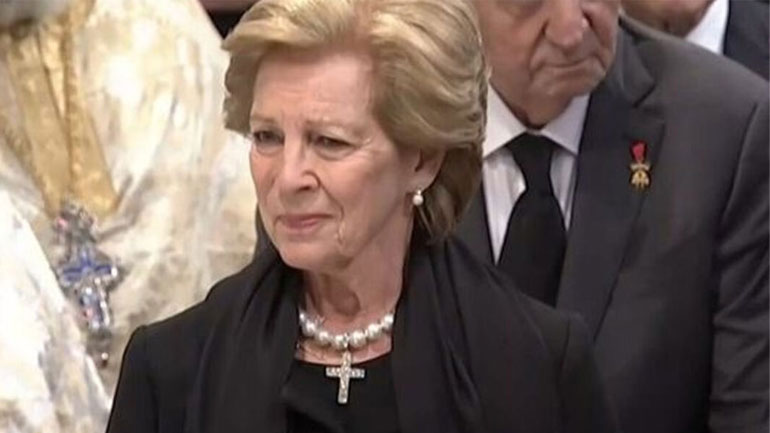 Κηδεία τέως βασιλιά Κωνσταντίνου: Φανερά συγκινημένη η σύζυγός του, Άννα Μαρία στη Μητρόπολη